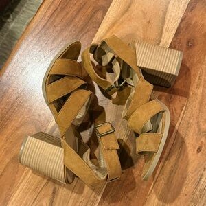 Universal Thread Brown Strappy Chunky Heels with Belt Closure Size 8.5